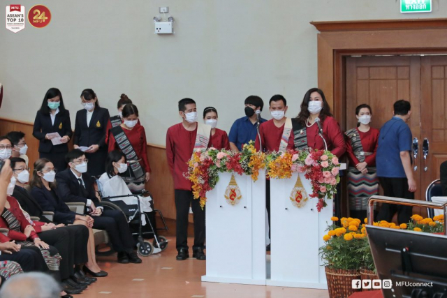 ดร.ประภัสสร ดำรงกุล อึ้งวณิชยพันธ์ รองอธิการบดีมหาวิทยาลัยแม่ฟ้าหลวงกล่าวรายงานพิธีมอบโล่และประกาศเกียรติคุณ ประจำปี 2565