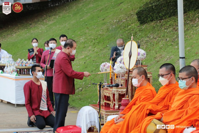 ศาสตราจารย์พิเศษ ดร.วันชัย ศิริชนะ นายกสภามหาวิทยาลัยแม่ฟ้าหลวง จุดธูปเทียนบูชาพระรัตนตรัย