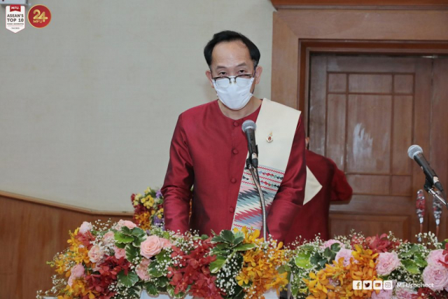 อาจารย์ ดร.พนม วิญญายอง รองอธิการบดี กล่าวรายงานพิธีมอบทุนการศึกษา ประจำปีการศึกษา 2565
