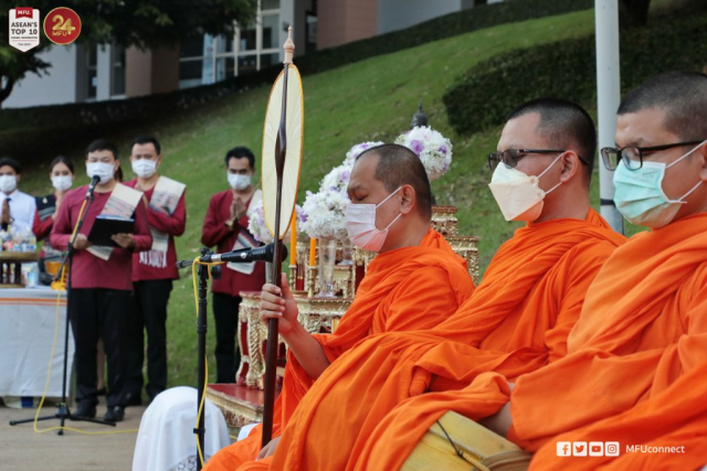 ประธานสงฆ์ให้ศีล