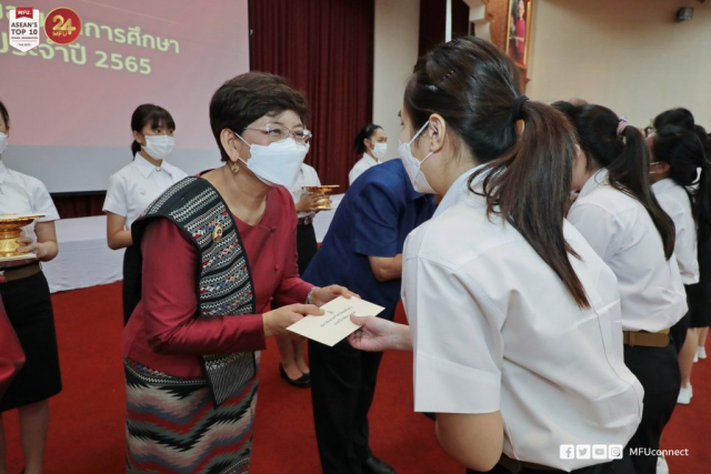 นายกสภามหาวิทยาลัยแม่ฟ้าหลวง กรรมการสภามหาวิทยาลัย อธิการบดี และผู้มีเกียรติมอบทุนการศึกษา