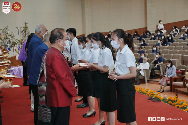 นายกสภามหาวิทยาลัยแม่ฟ้าหลวง กรรมการสภามหาวิทยาลัย อธิการบดี และผู้มีเกียรติมอบทุนการศึกษา