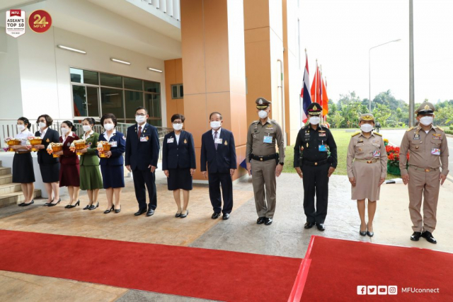 ผู้ว่าราชการจังหวัดเชียงราย ผู้พิพากษาหัวหน้าศาลจังหวัดเชียงราย ผู้บัญชาการมณฑลทหารบกที่ 37 ผู้บัญชาการตำรวจภูธรจังหวัดเชียงราย นายกสภามหาวิทยาลัย และอธิการบดีมหาวิทยาลัยแม่ฟ้าหลวง เฝ้ารับเสด็จ