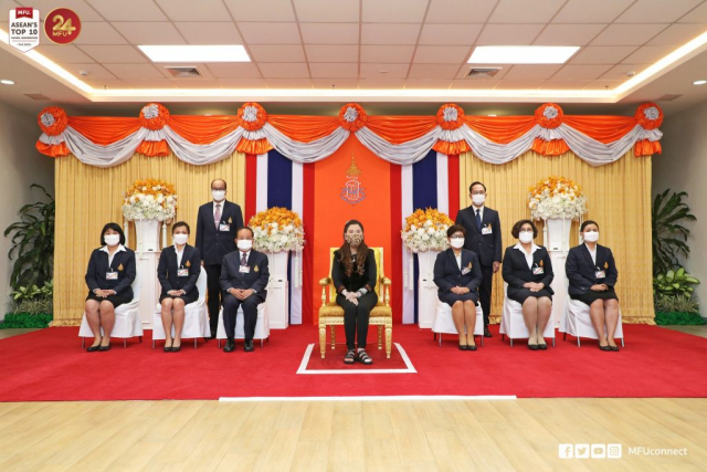 สมเด็จพระเจ้าน้องนางเธอ เจ้าฟ้าจุฬาภรณวลัยลักษณ์ อัครราชกุมารี กรมพระศรีสวางควัฒน วรขัตติยราชนารี ทรงฉายพระรูปร่วมกับกรรมการสภามหาวิทยาลัย และคณะผู้บริหาร มหาวิทยาลัยแม่ฟ้าหลวง