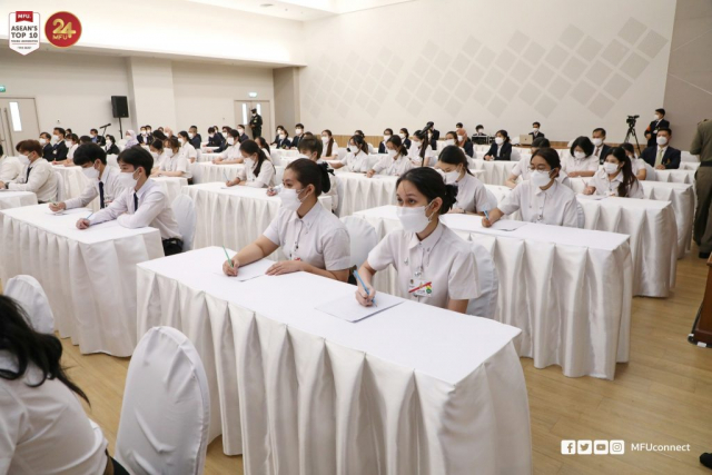นักศึกษาแพทย์ชั้นปีที่ 3 - 4 และบุคลากรทางการศึกษาของสำนักวิชาแพทยศาสตร์ มหาวิทยาลัยแม่ฟ้าหลวง รับฟังปาฐกถาพิเศษเรื่องการเกิดโรคมะเร็ง (Oncogenesis)