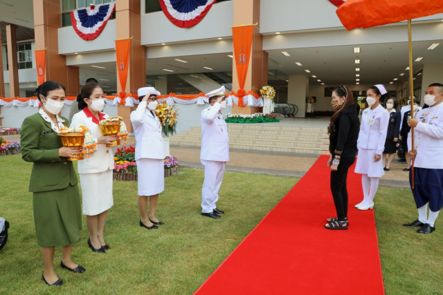 ศาสตราจารย์พิเศษ ดร.วันชัย ศิริชนะ นายกสภามหาวิทยาลัย และรศ.ดร.ชยาพร วัฒนศิริ อธิการบดีมหาวิทยาลัยแม่ฟ้าหลวง เฝ้ารับเสด็จสมเด็จพระเจ้าน้องนางเธอ เจ้าฟ้าจุฬาภรณวลัยลักษณ์ อัครราชกุมารี กรมพระศรีสวางควัฒน วรขัตติยราชนารี