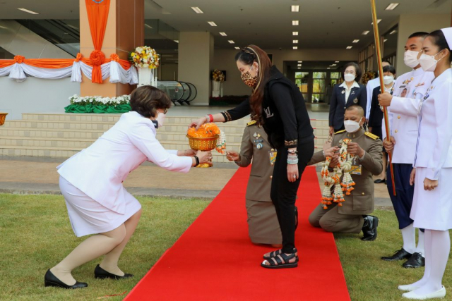 ผู้แทนคณะผู้บริหารมหาวิทยาลัยแม่ฟ้าหลวง ถวายพวงมาลัย