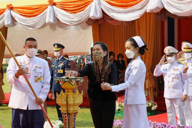 สมเด็จพระเจ้าน้องนางเธอ เจ้าฟ้าจุฬาภรณวลัยลักษณ์ อัครราชกุมารี กรมพระศรีสวางควัฒน วรขัตติยราชนารี เสด็จไปทรงกดปุ่มไฟฟ้าเปิดแพรคลุมป้าย “สำนักวิชาแพทยศาสตร์ มหาวิทยาลัยแม่ฟ้าหลวง”