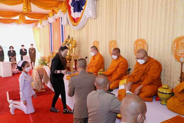 สมเด็จพระเจ้าน้องนางเธอ เจ้าฟ้าจุฬาภรณวลัยลักษณ์ อัครราชกุมารี กรมพระศรีสวางควัฒน วรขัตติยราชนารี เสด็จไปทรงประเคนจตุปัจจัยไทยธรรม ถวายพระสงฆ์