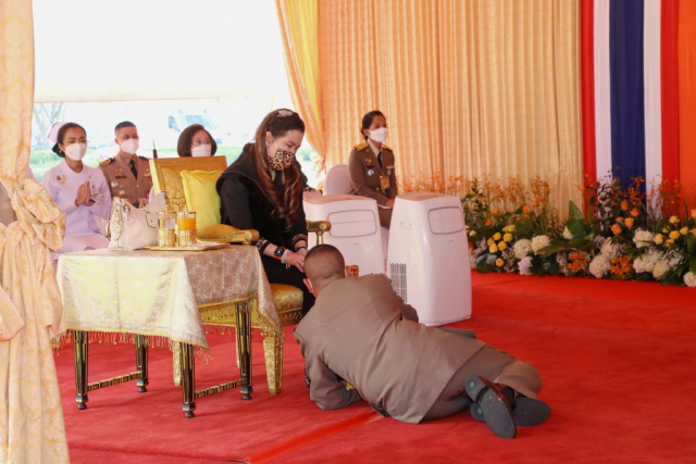 สมเด็จพระเจ้าน้องนางเธอ เจ้าฟ้าจุฬาภรณวลัยลักษณ์ อัครราชกุมารี กรมพระศรีสวางควัฒน วรขัตติยราชนารี ทรงหลั่งทักษิโณทก