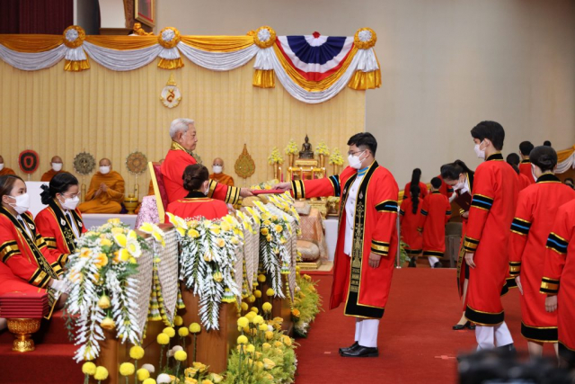 พลเอกสุรยุทธ์ จุลานนท์ ประธานองคมนตรี มอบปริญญาบัตรให้แก่บัณฑิตมหาวิทยาลัยแม่ฟ้าหลวง รุ่นที่ 20