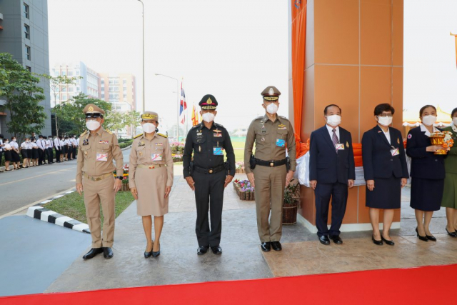 ผู้ว่าราชการจังหวัดเชียงราย ผู้พิพากษาหัวหน้าศาลจังหวัดเชียงราย ผู้บัญชาการมณฑลทหารบกที่ 37 ผู้บังคับการตำรวจภูธรจังหวัดเชียงราย นายกสภามหาวิทยาลัย และอธิการบดีมหาวิทยาลัยแม่ฟ้าหลวง เฝ้ารับเสด็จสมเด็จพระเจ้าน้องนางเธอ เจ้าฟ้าจุฬาภรณวลัยลักษณ์ อัครราชกุมารี กรมพระศรีสวางควัฒน วรขัตติยราชนารี