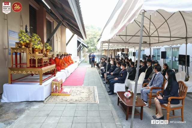 รองอธิการบดี (ศาสตราจารย์ ดร.สุจิตรา วงศ์เกษมจิตต์) และผู้เข้าร่วมพิธีพร้อมกัน ณ สถานที่ประกอบพิธี