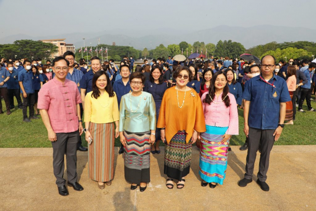 อธิการบดี ผู้บริหาร และพนักงาน พร้อมกัน ณ ลานพระราชานุสาวรีย์สมเด็จพระศรีนครินทราบรมราชชนนี