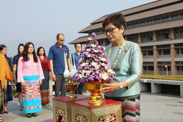 รศ.ดร.ชยาพร วัฒนศิริ อธิการบดี ประธานในพิธีถวายพานพุ่มสักการะพระราชานุสาวรีย์สมเด็จพระศรีนครินทราบรมราชชนนี