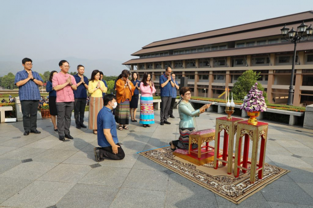 รศ.ดร.ชยาพร วัฒนศิริ อธิการบดี จุดธูปเทียนเครื่องทองน้อย
