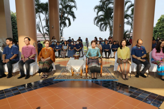 ผู้เข้าร่วมพิธีพร้อมกัน ณ โถงอเนกประสงค์ อาคารเรียนรวม 1