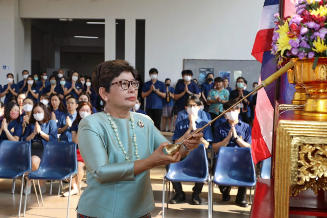 รศ.ดร.ชยาพร วัฒนศิริ อธิการบดี จุดธูปเทียนเครื่องทองน้อย