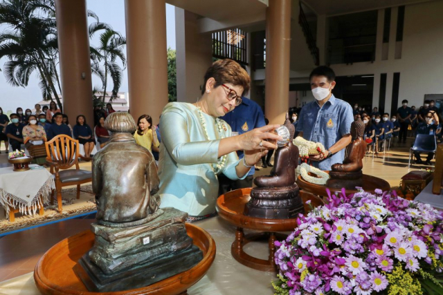 รศ.ดร.ชยาพร วัฒนศิริ อธิการบดี สรงน้ำพระ