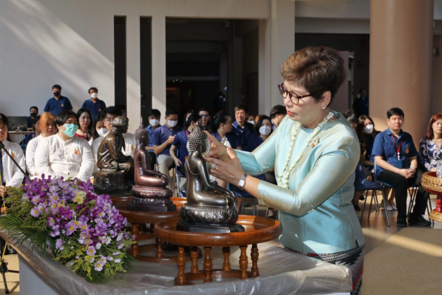 รศ.ดร.ชยาพร วัฒนศิริ อธิการบดี สรงน้ำพระ