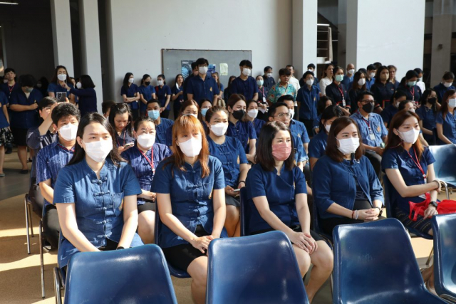 พนักงานรับฟังพรเนื่องในเทศกาลปี๋ใหม่เมืองจากอธิการบดี