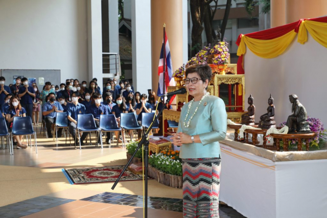 รศ.ดร.ชยาพร วัฒนศิริ อธิการบดี ให้พรเนื่องในเทศกาลปี๋ใหม่เมือง