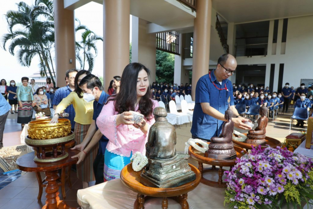 คณะผู้บริหารมหาวิทยาลัย สรงน้ำพระ