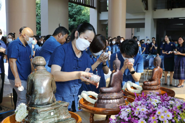 พนักงานผู้เข้าร่วมพิธีสรงน้ำพระ