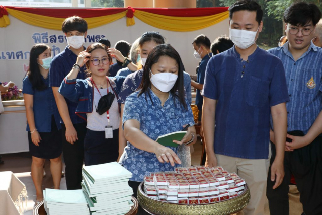 พนักงานผู้เข้าร่วมพิธีรับของที่ระลึกจากอธิการบดี