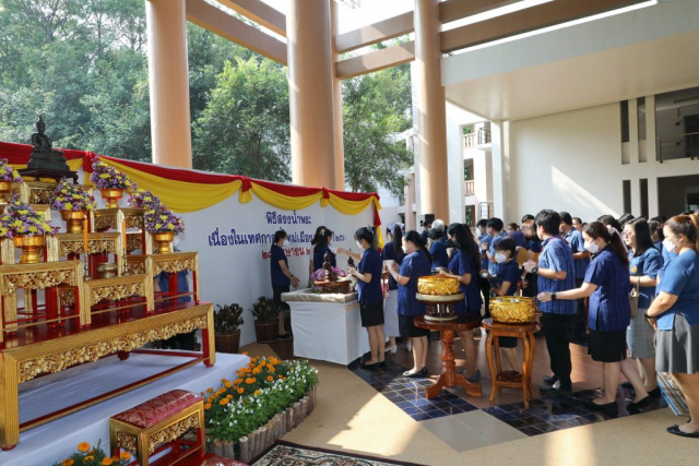 พนักงานผู้เข้าร่วมพิธีสรงน้ำพระ