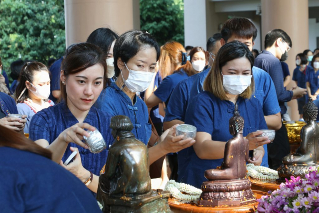 พนักงานผู้เข้าร่วมพิธีสรงน้ำพระ