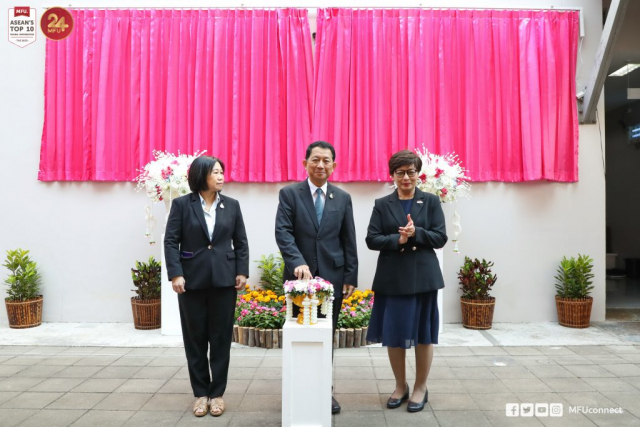 ศาสตราจารย์ นายแพทย์ ดร.สิริฤกษ์ ทรงศิวิไล ปลัดกระทรวง อว. กดปุ่มเปิดแพรคลุมป้าย