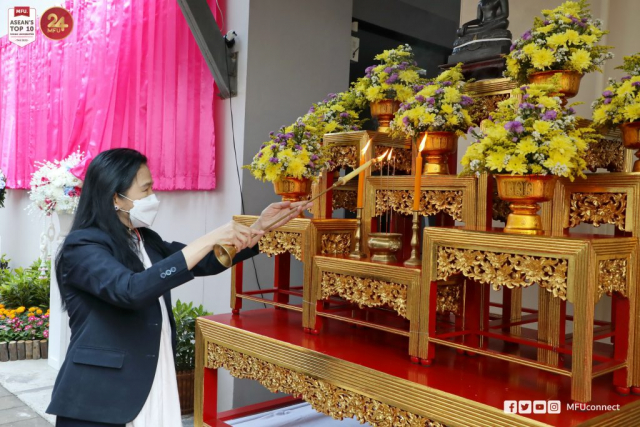ศาสตราจารย์ ดร.สุจิตรา วงศ์เกษมจิตต์ รองอธิการบดี จุดธูปเทียนบูชาพระรัตนตรัย