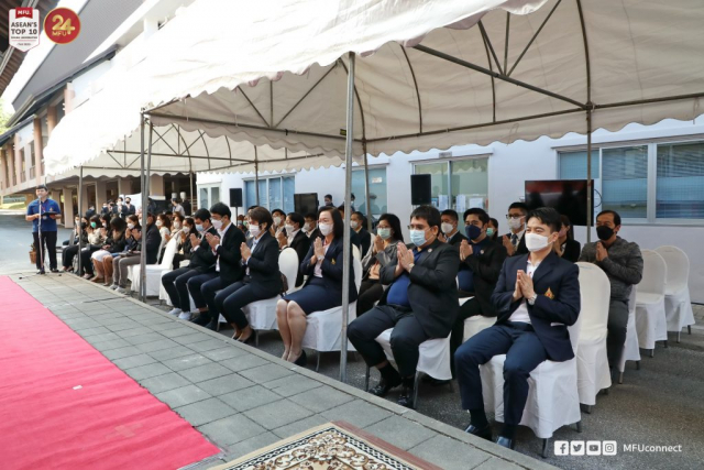 พิธีกรนำไหว้พระและอาราธนาศีล