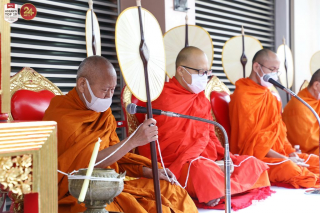ประธานสงฆ์ให้ศีล
