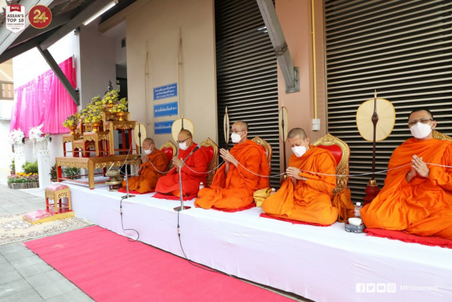 พระสงฆ์เจริญพระพุทธมนต์