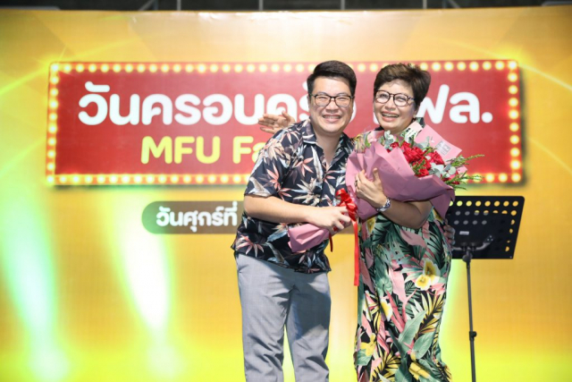 ดร.ณัฐวุฒิ ยอดสุวรรณ ผู้แทนพนักงานสายวิชาการ มอบช่อดอกไม้แด่รศ.ดร.ชยาพร วัฒนศิริ อธิการบดีมหาวิทยาลัยแม่ฟ้าหลวง