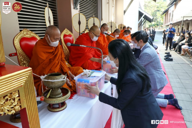 ผู้เข้าร่วมพิธีถวายไทยธรรมแด่พระสงฆ์