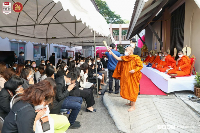 พระเถระประพรมน้ำพระพุทธมนต์