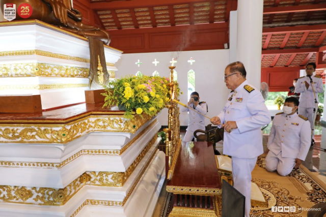 ศาสตราจารย์พิเศษ ดร.วันชัย ศิริชนะ นายกสภามหาวิทยาลัยแม่ฟ้าหลวง จุดประทีปบูชาพระเจ้าล้านทองเฉลิมพระเกียรติฯ
