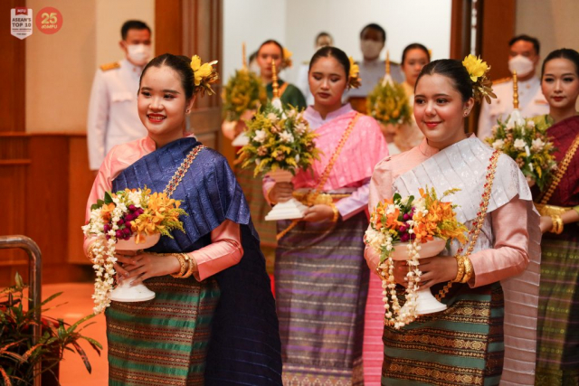 ขบวนเกียรติยศยาตราเข้าสู่หอประชุมสมเด็จย่า