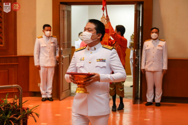 ขบวนเกียรติยศยาตราเข้าสู่หอประชุมสมเด็จย่า
