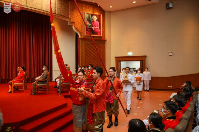 ขบวนเกียรติยศยาตราเข้าสู่หอประชุมสมเด็จย่า