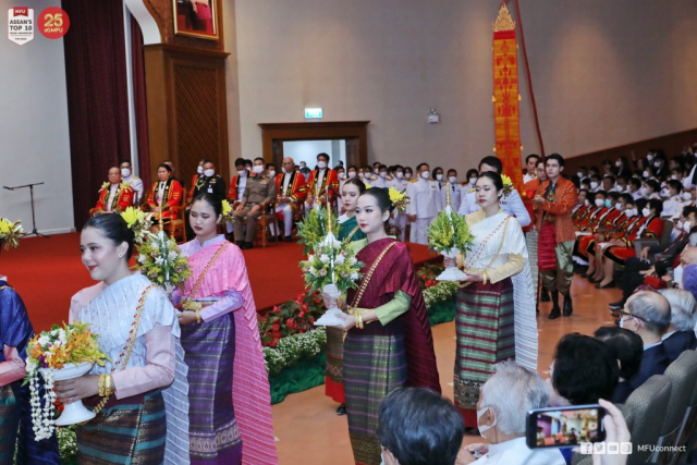 ขบวนเกียรติยศยาตราเข้าสู่หอประชุมสมเด็จย่า