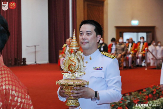 ขบวนเกียรติยศยาตราเข้าสู่หอประชุมสมเด็จย่า