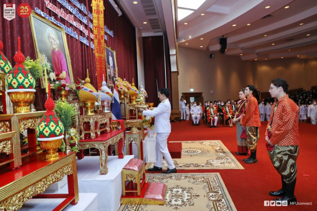 เชิญตรามหาวิทยาลัย ขึ้นประดิษฐาน ณ แท่นบนเวที