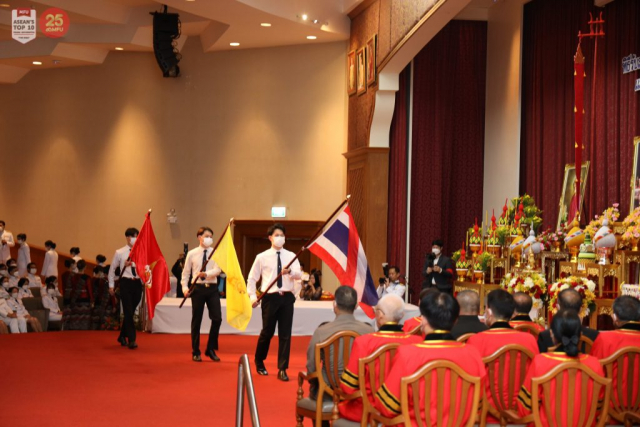 เชิญธงชาติไทย ธงว.ป.ร. และธงประจำสำนักวิชาขึ้นประดิษฐาน ณ แท่นเสาธง