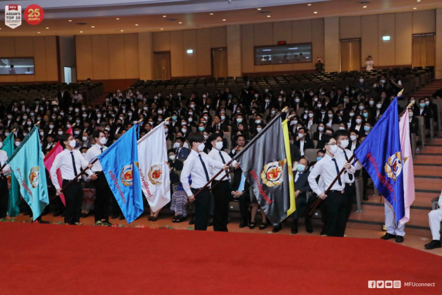 เชิญธงประจำสำนักวิชาขึ้นประดิษฐาน ณ แท่นเสาธง