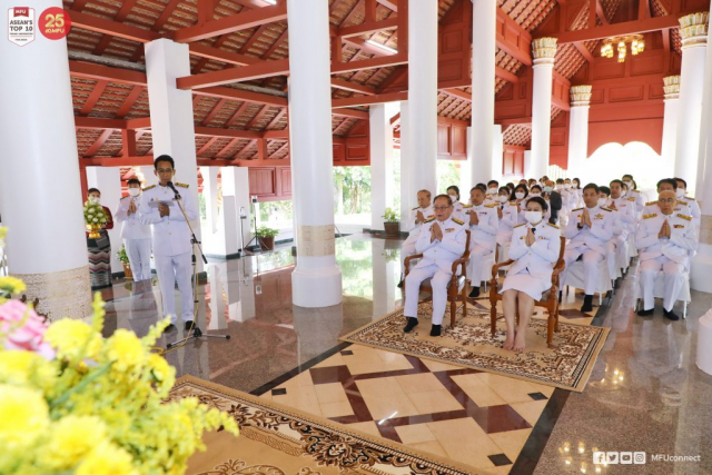 ผู้เข้าร่วมพิธีนมัสการพระเจ้าล้านทองเฉลิมพระเกียรติฯ กล่าวคำไหว้พระเจ้าล้านทองเฉลิมพระเกียรติฯ