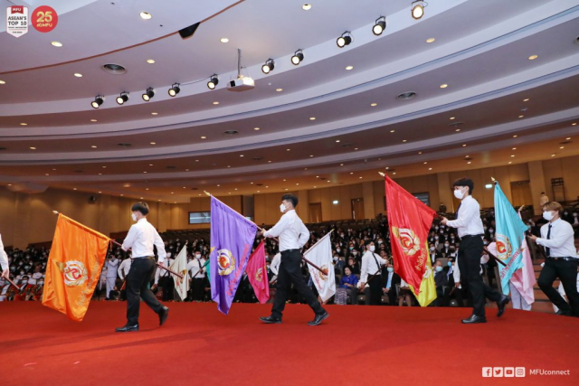 เชิญธงประจำสำนักวิชาขึ้นประดิษฐาน ณ แท่นเสาธง